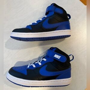 Nike boys court borough mid sneakers